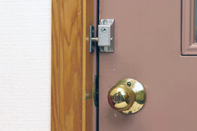 インサイドロックをドアに設置